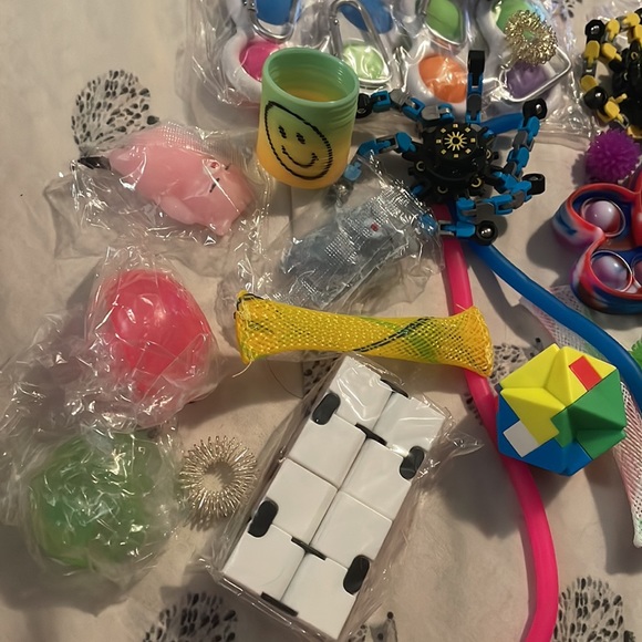 Fidget packs.. 15-18 items per package.. varieties of cool fidget toys.. new - Picture 3 of 7